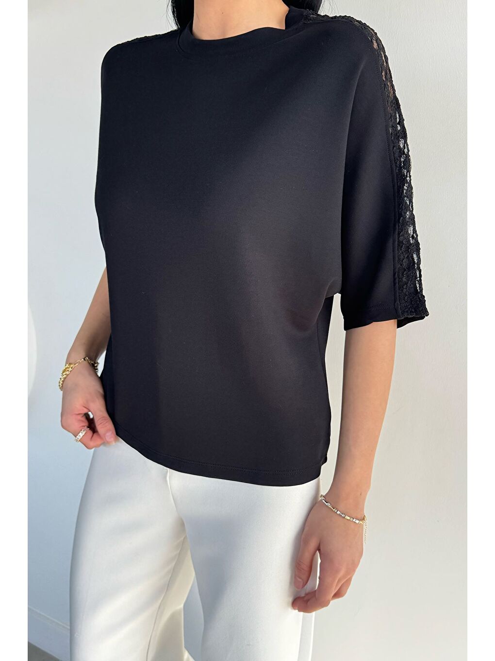 Siyah Omuz Dantelli Kadın Tişört-1