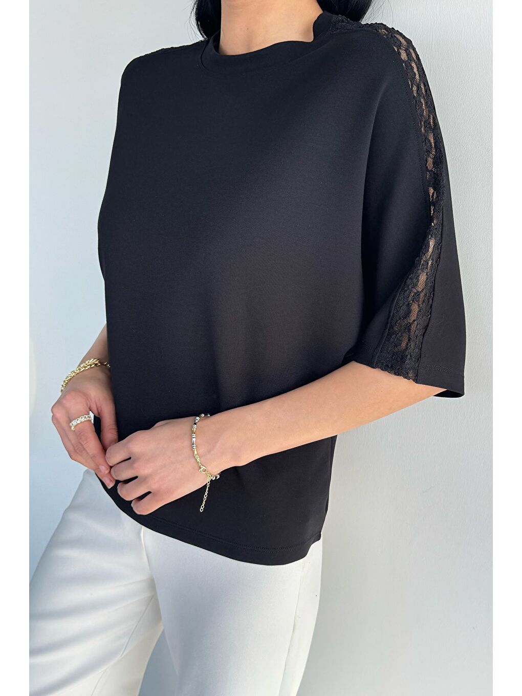 Siyah Omuz Dantelli Kadın Tişört-2