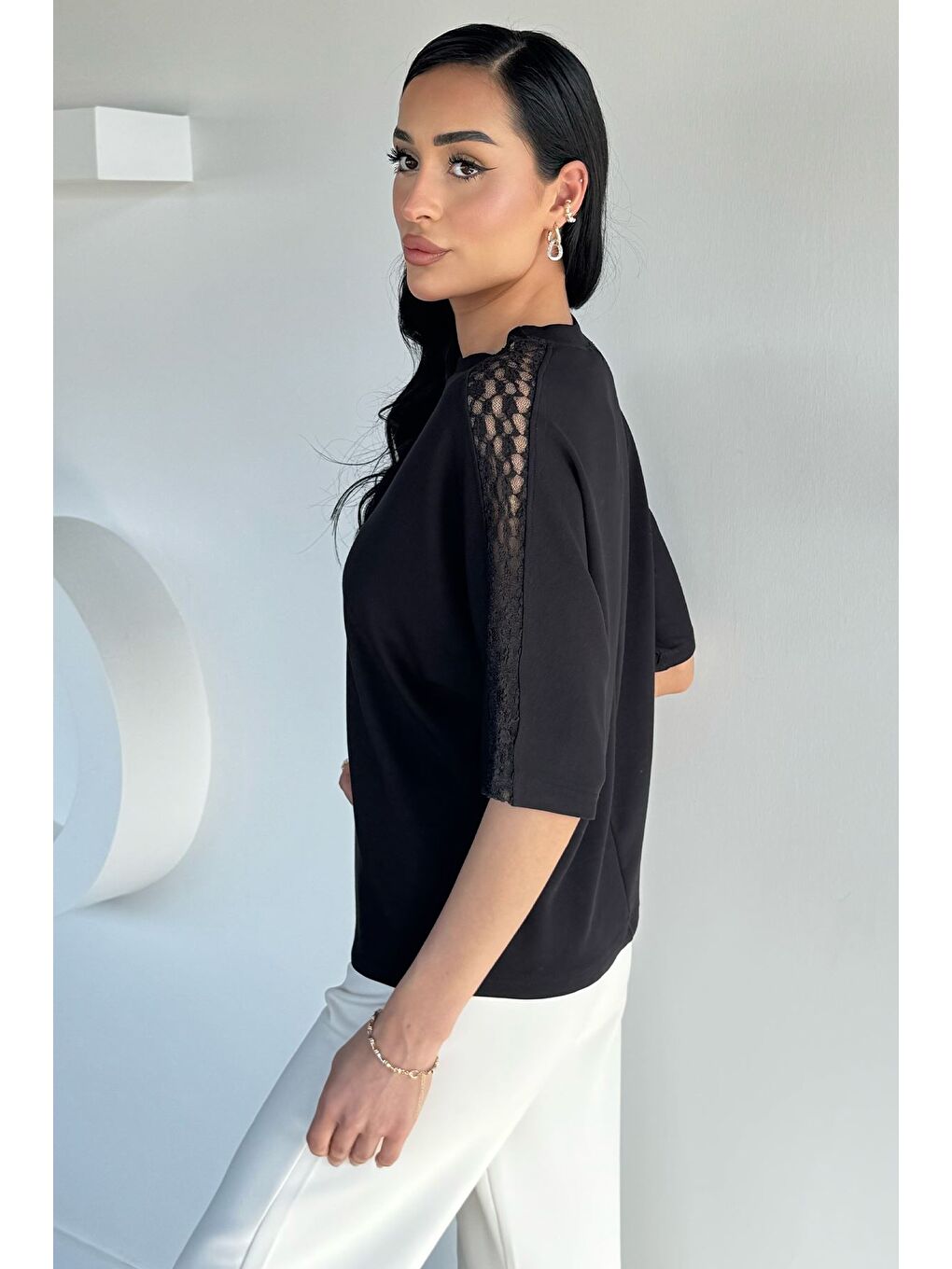 Siyah Omuz Dantelli Kadın Tişört-3