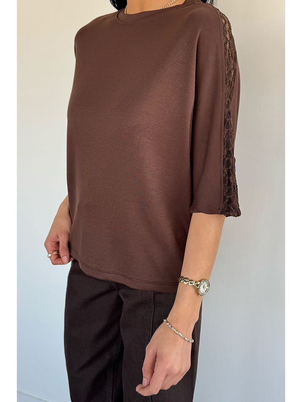 Kahverengi Omuz Dantelli Kadın Tişört-1