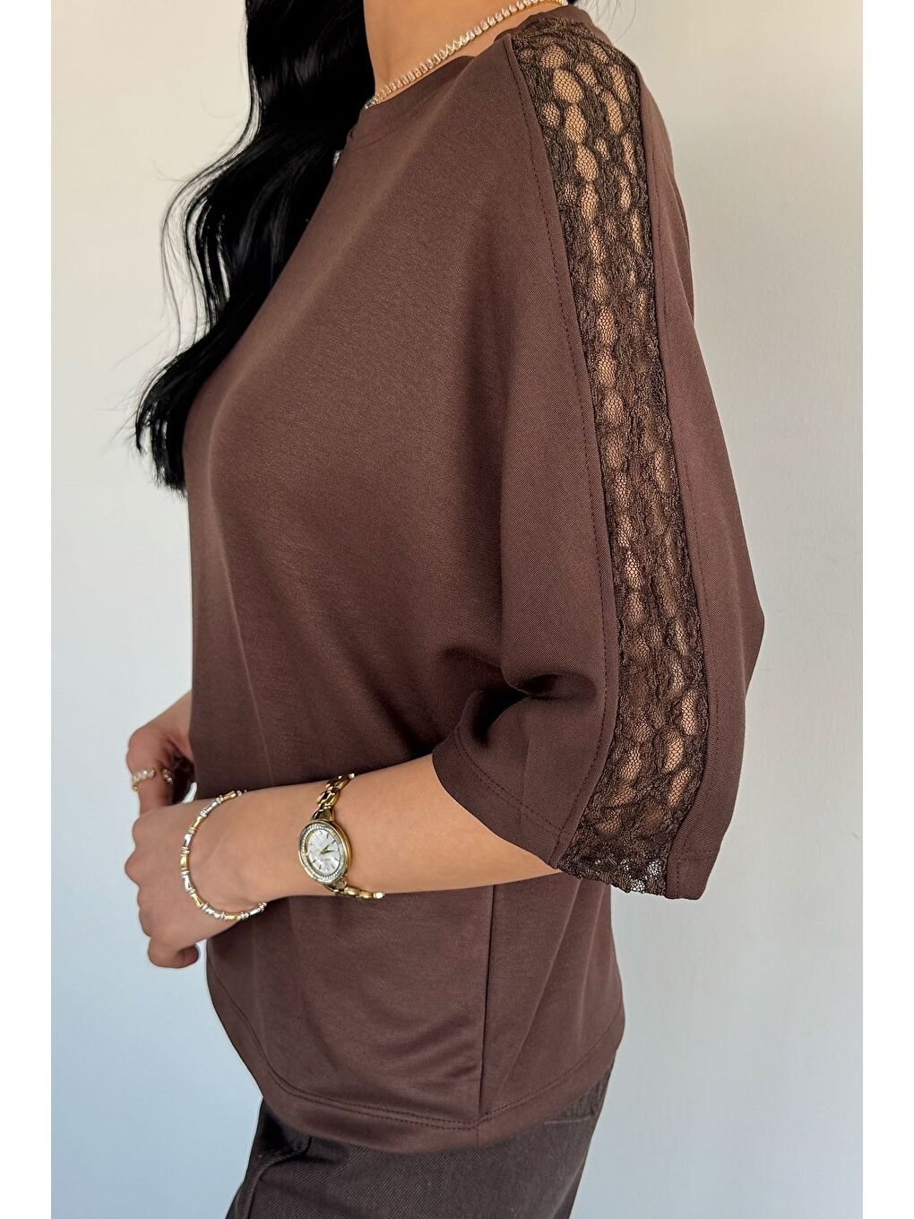 Kahverengi Omuz Dantelli Kadın Tişört-2