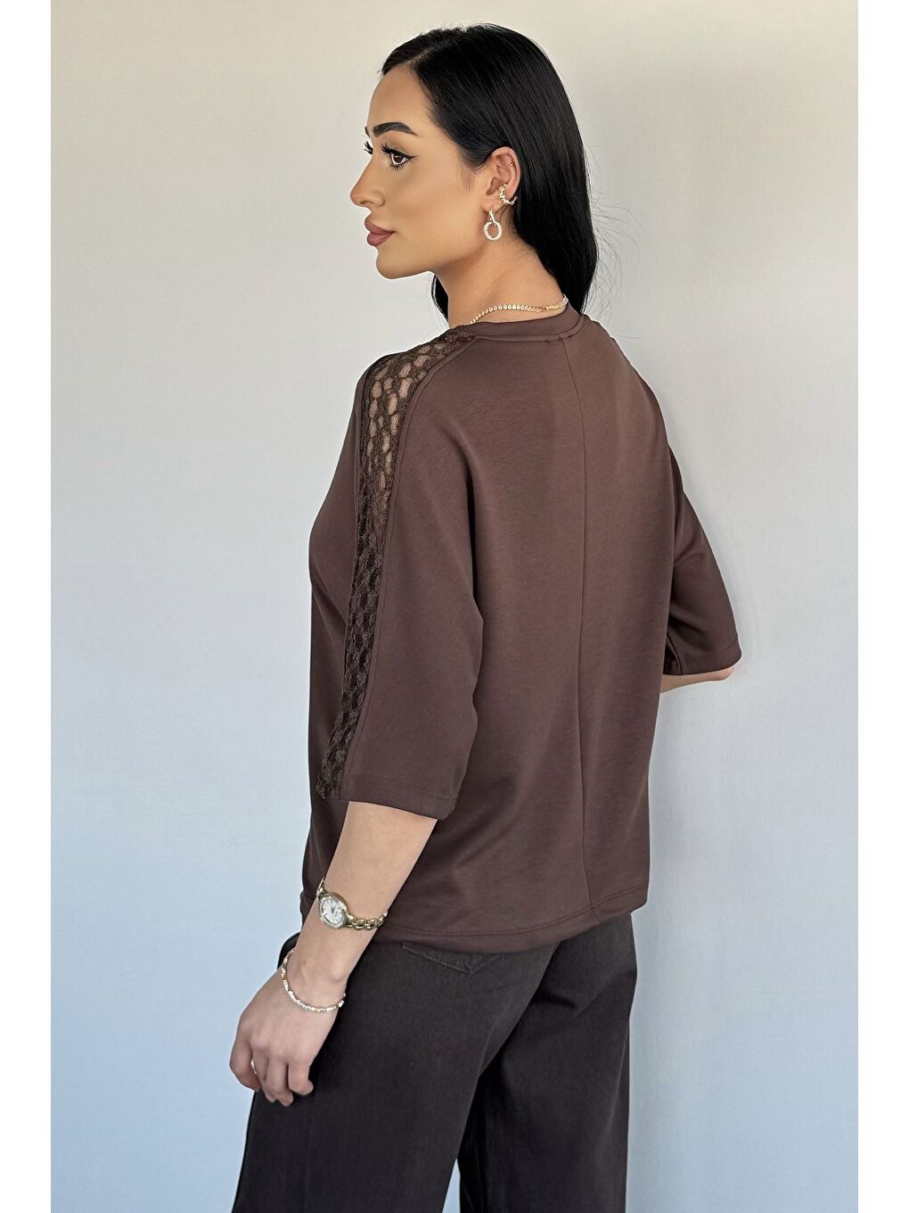 Kahverengi Omuz Dantelli Kadın Tişört-3