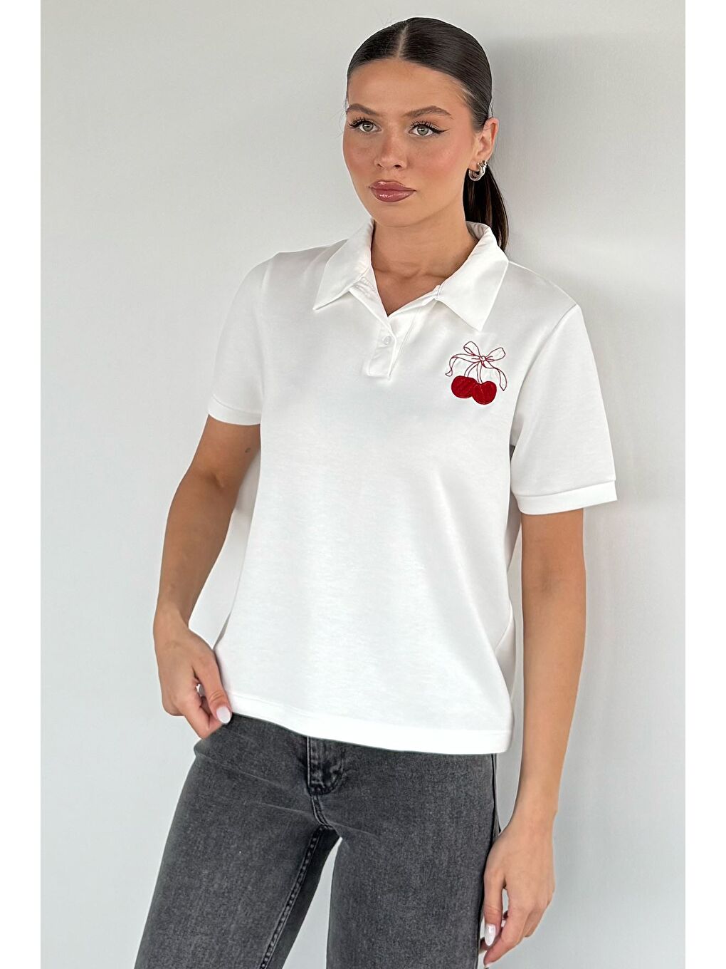 Ekru Kadın Polo Yaka Nakışlı Tişört