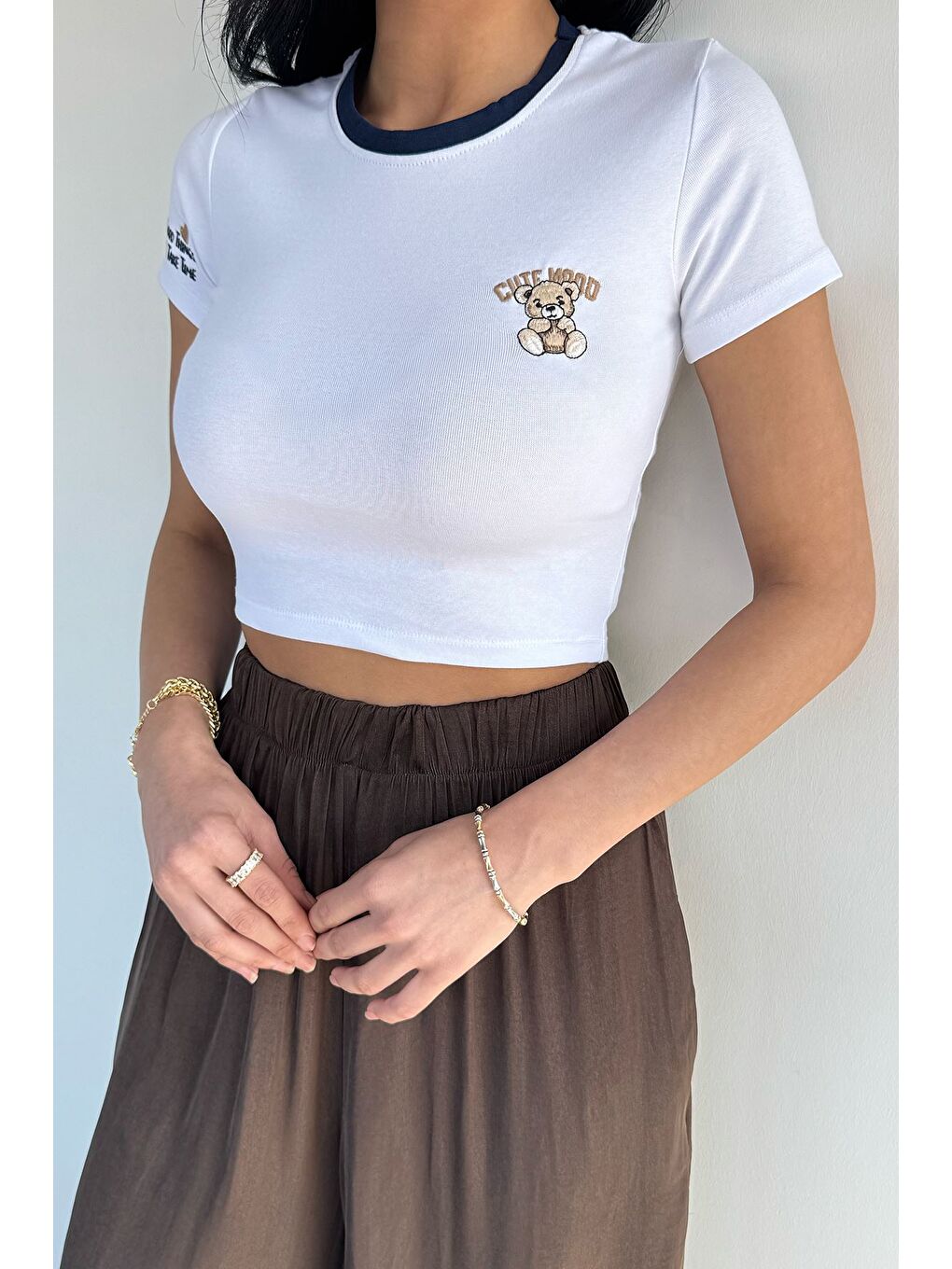 Beyaz Kadın Bisiklet Yaka Nakışlı Tişört