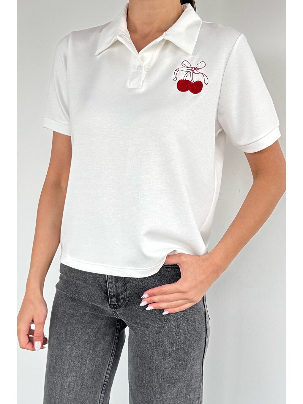 Ekru Kadın Polo Yaka Nakışlı Tişört-1