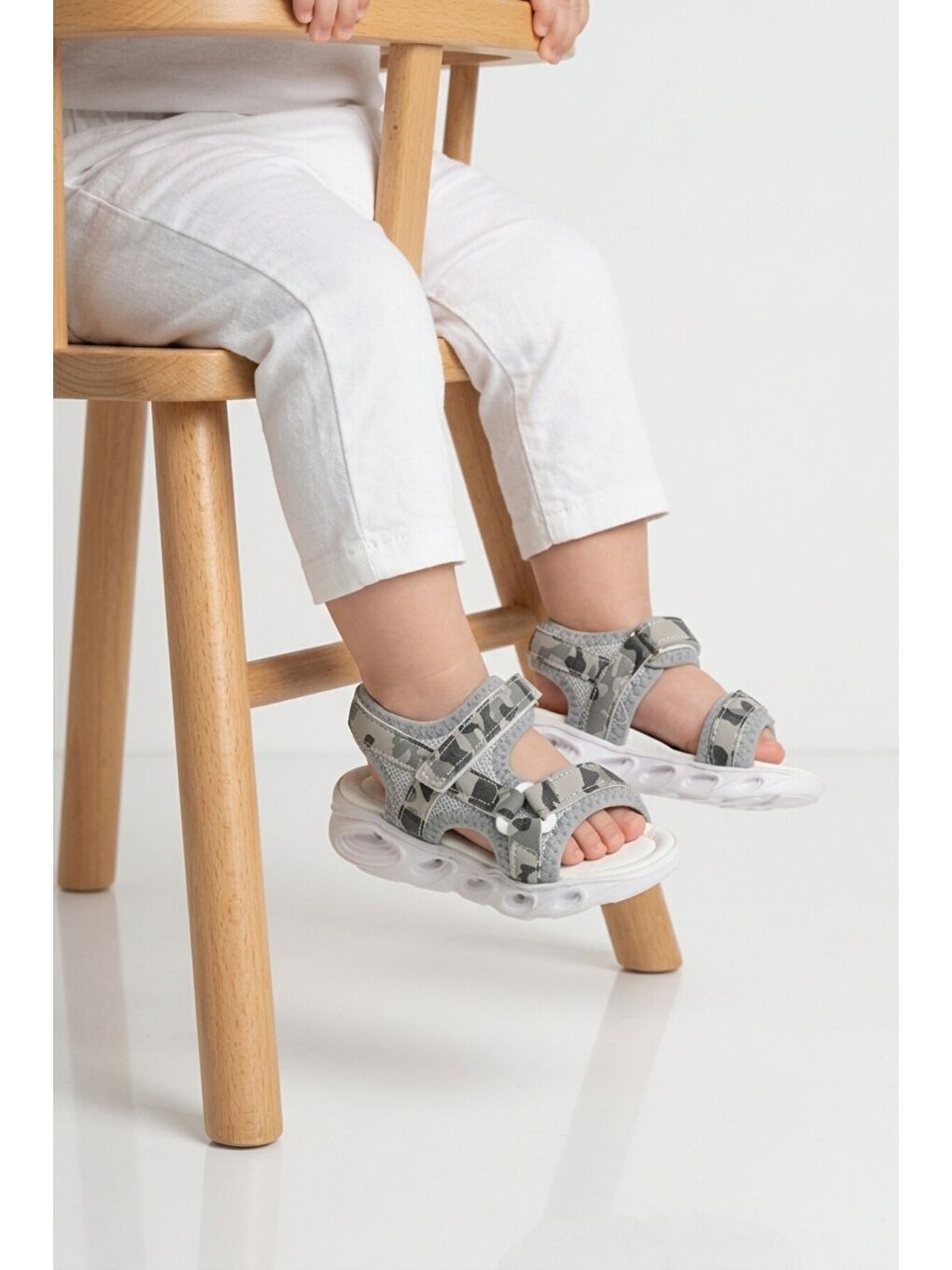 Gri Cırtlı Işıklı Hafif Bebek Sandalet Sage B-1