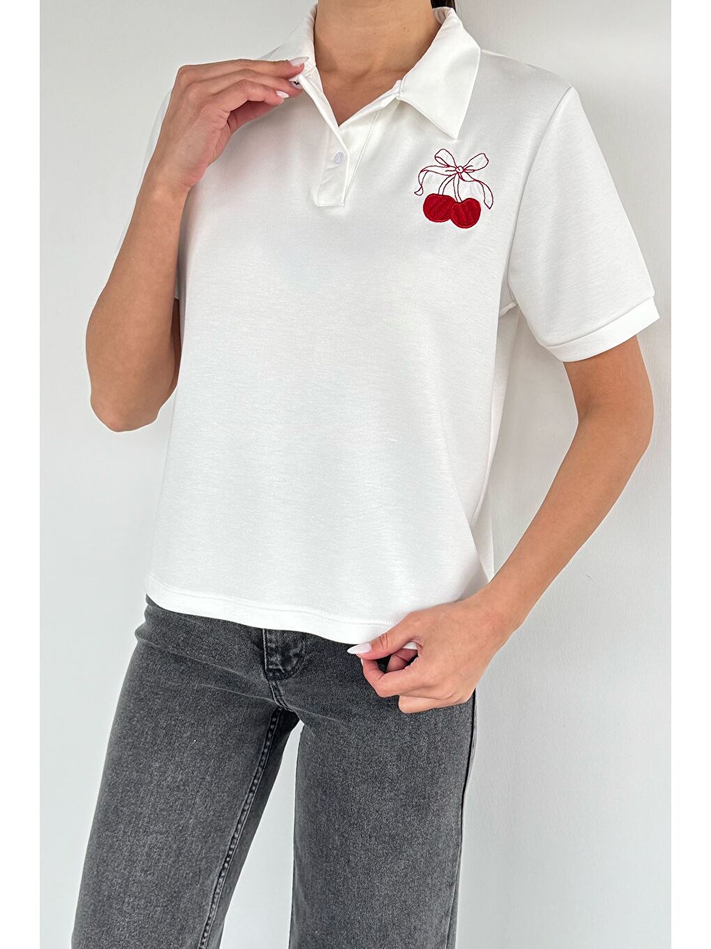 Ekru Kadın Polo Yaka Nakışlı Tişört-2