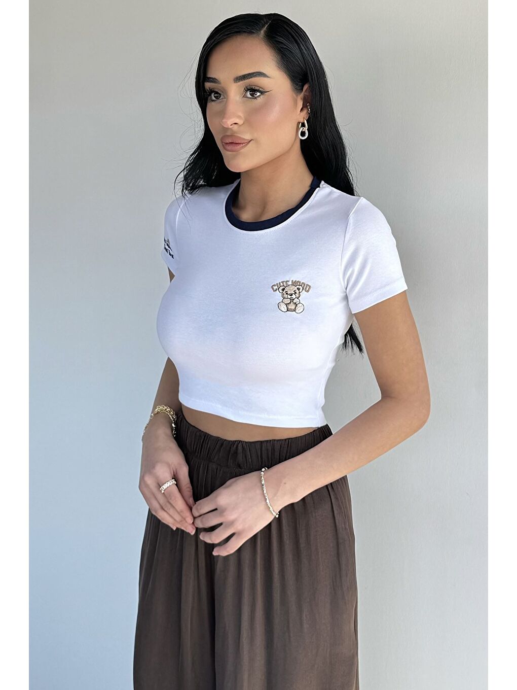 Beyaz Kadın Bisiklet Yaka Nakışlı Tişört-1