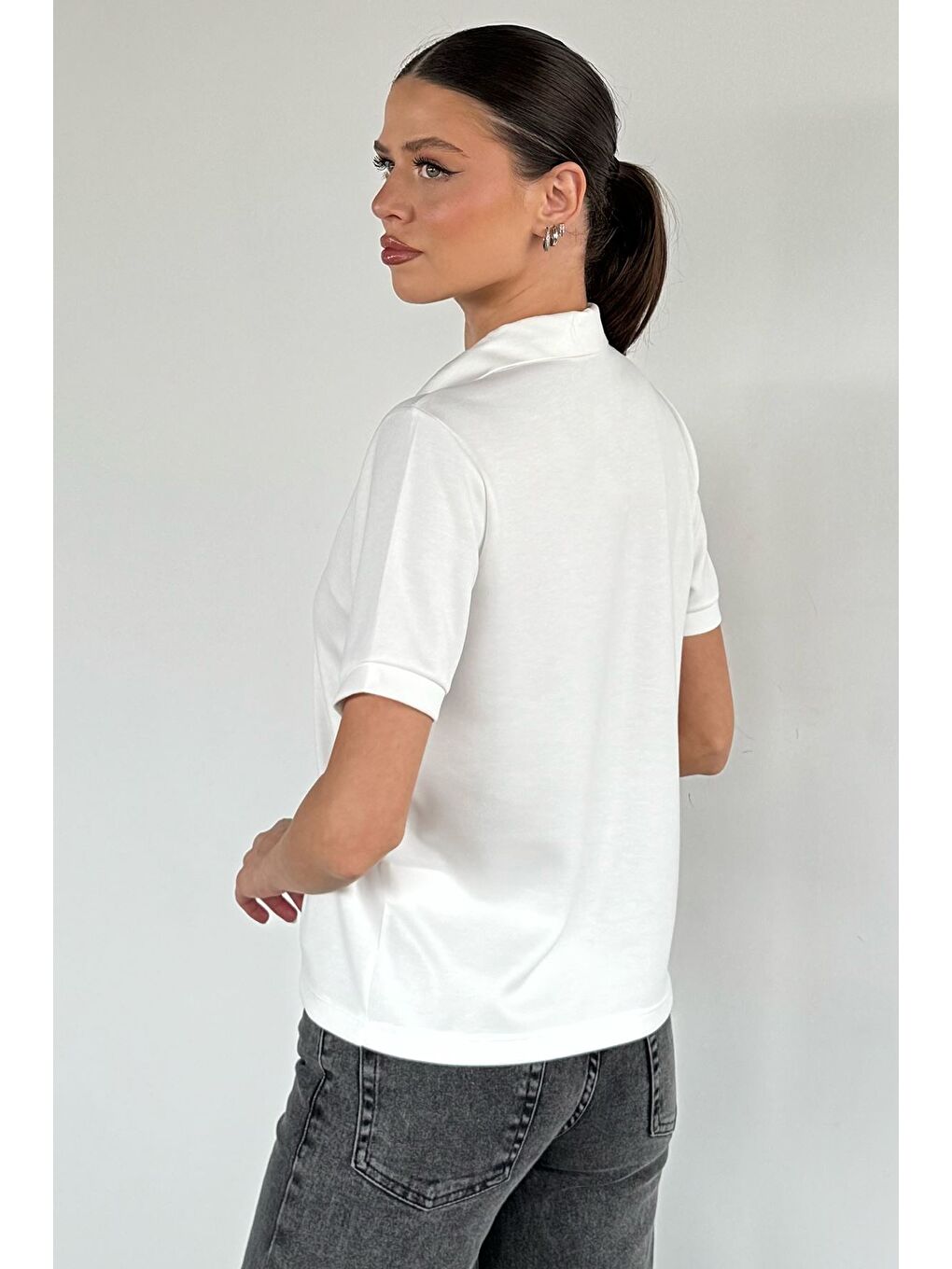 Ekru Kadın Polo Yaka Nakışlı Tişört-3