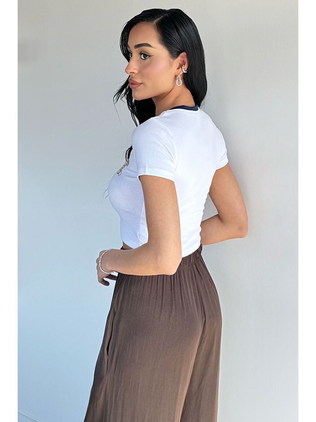 Beyaz Kadın Bisiklet Yaka Nakışlı Tişört-3