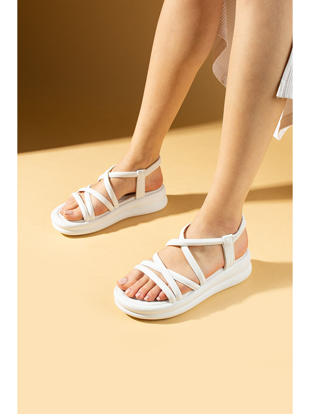 Beyaz Yüksek Taban Arkası Lastikli Kadın Sandalet 57-285-24Cilt