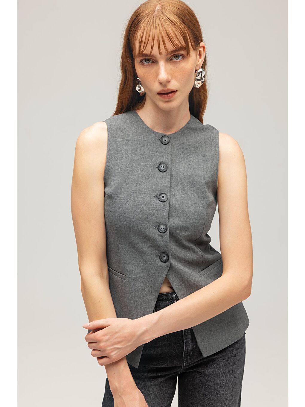 Gri Kadın Modern Fit Düz Kesim Düğmeli Dokuma Yelek