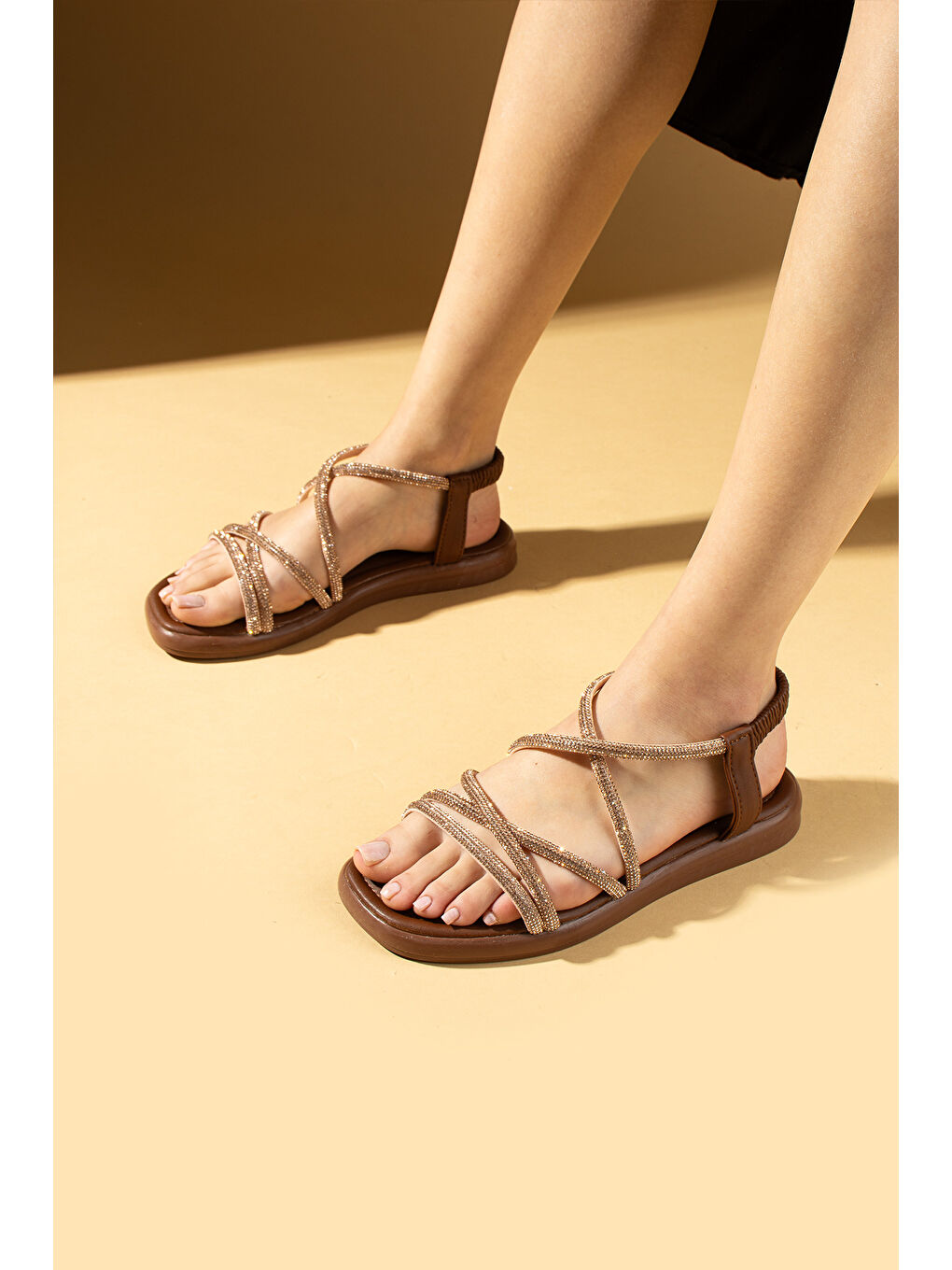Kahverengi Taş İşlemeli İnce Bantlı Arkası Lastikli Kadın Sandalet 57-272-24Taşlı