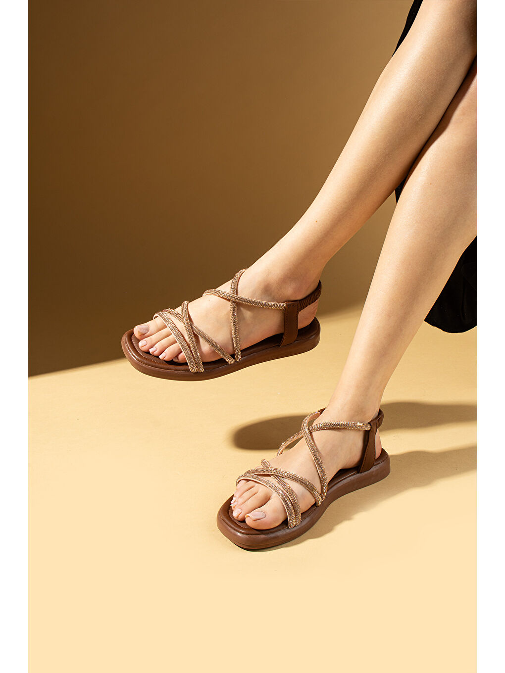 Kahverengi Taş İşlemeli İnce Bantlı Arkası Lastikli Kadın Sandalet 57-272-24Taşlı-2