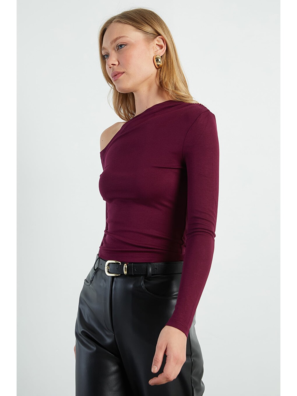Mürdüm Asimetrik Yaka Omzu Açık Slim Fit Bluz-3