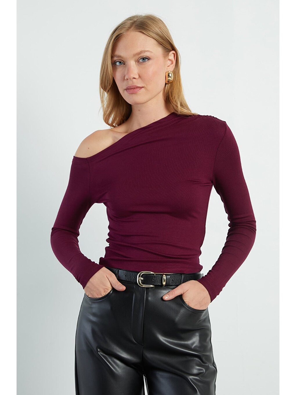 Mürdüm Asimetrik Yaka Omzu Açık Slim Fit Bluz-4
