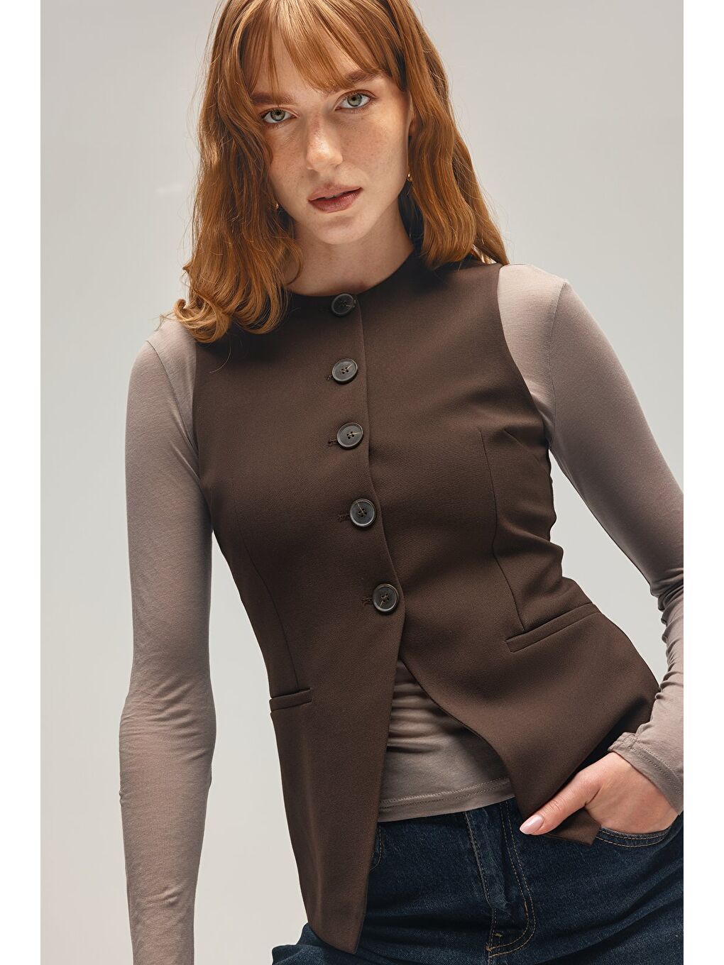 Kahverengi Kadın Modern Fit Düz Kesim Düğmeli Dokuma Yelek-1