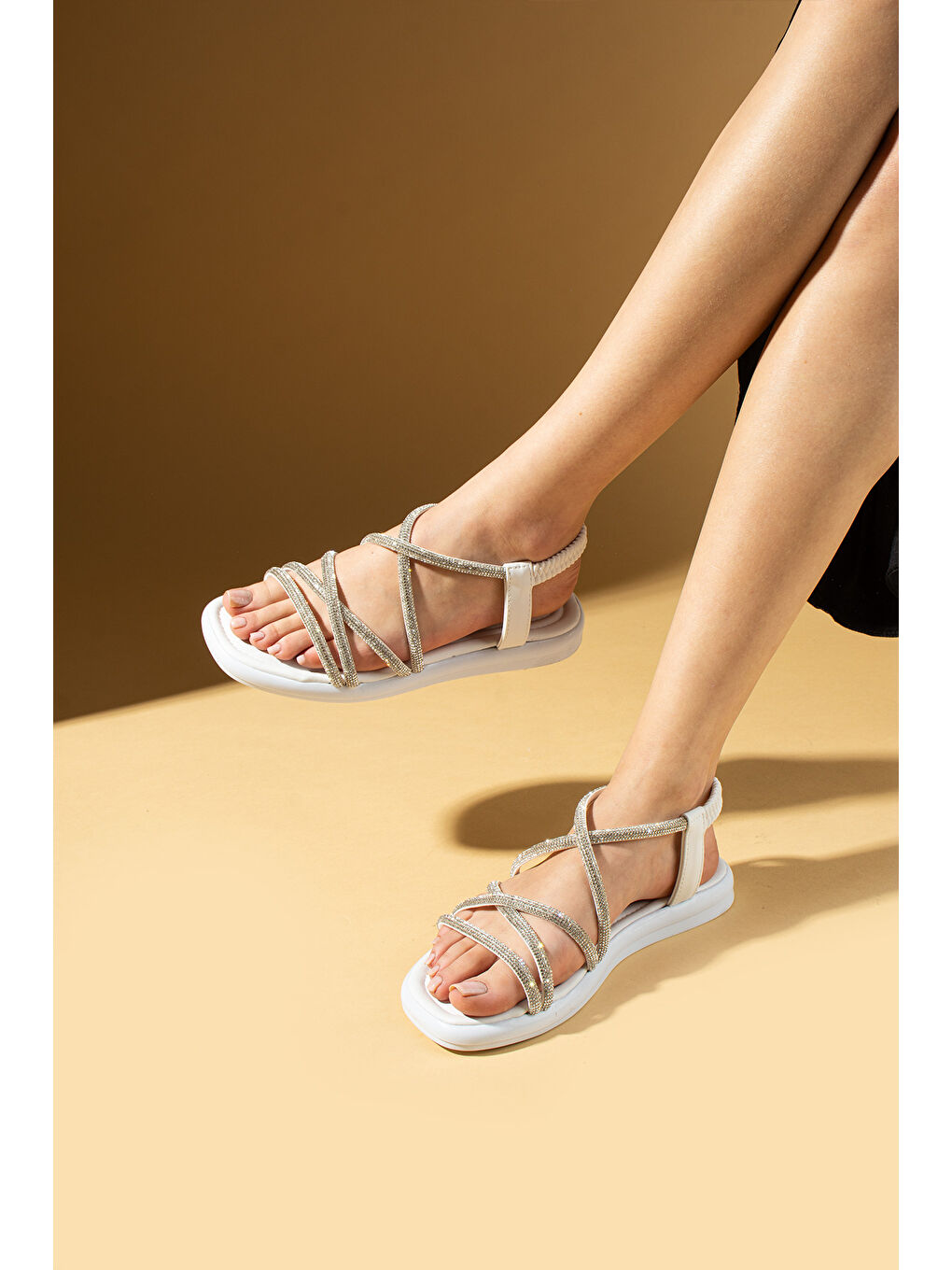 Beyaz Taş İşlemeli İnce Bantlı Arkası Lastikli Kadın Sandalet 57-272-24Taşlı-2