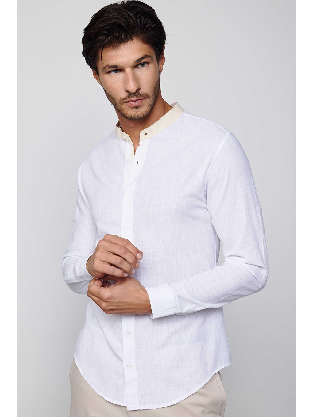 Erkek Slim Fit Dar Kesim Uzun Kollu %100 Pamuk Keten Doku Hakim Yaka Apoletli Beyaz Gömlek