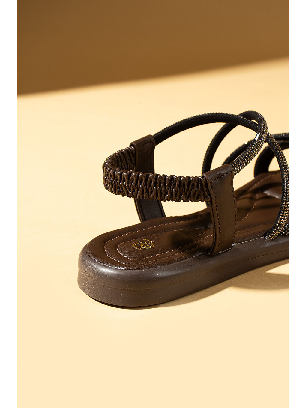 Kahverengi Taş İşlemeli İnce Bantlı Arkası Lastikli Kadın Sandalet 57-272-24Taşlı-3