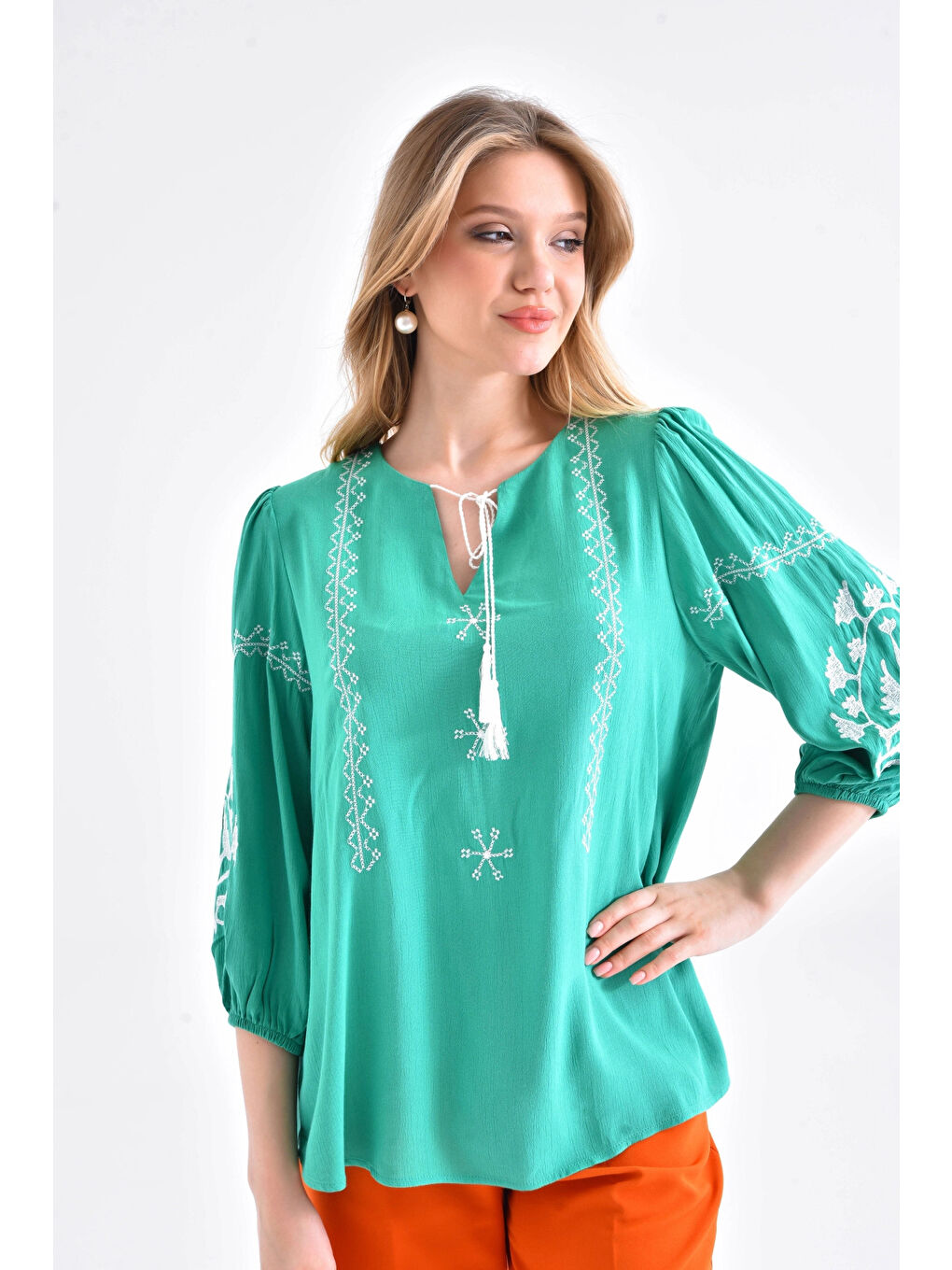 Yeşil Kadın Nakış İşelmeli Bağcıklı Uzun Kol Dokuma Bluz