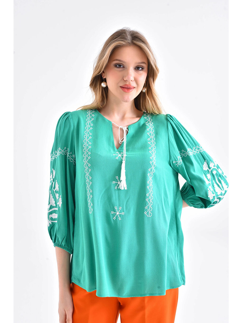 Yeşil Kadın Nakış İşelmeli Bağcıklı Uzun Kol Dokuma Bluz-1