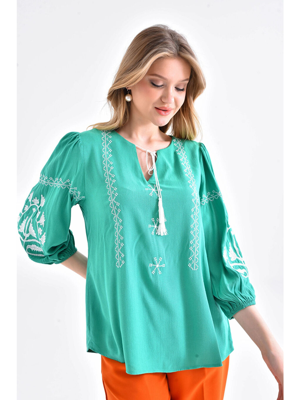 Yeşil Kadın Nakış İşelmeli Bağcıklı Uzun Kol Dokuma Bluz-4