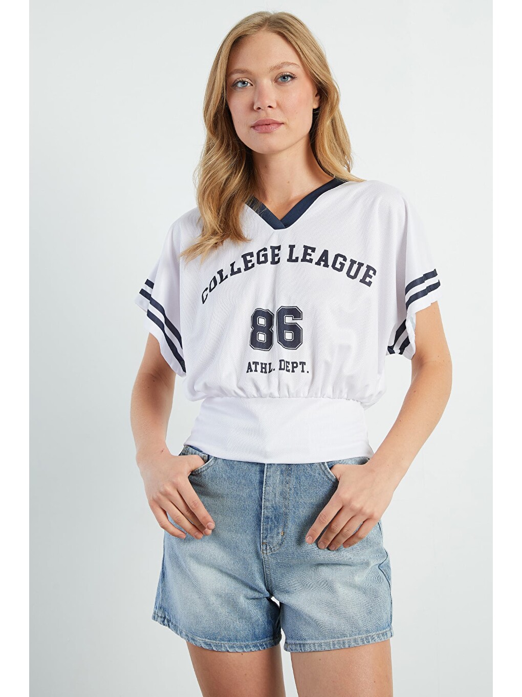 Beyaz 86 Baskılı Yarasa Kol V Yaka Tişört-1