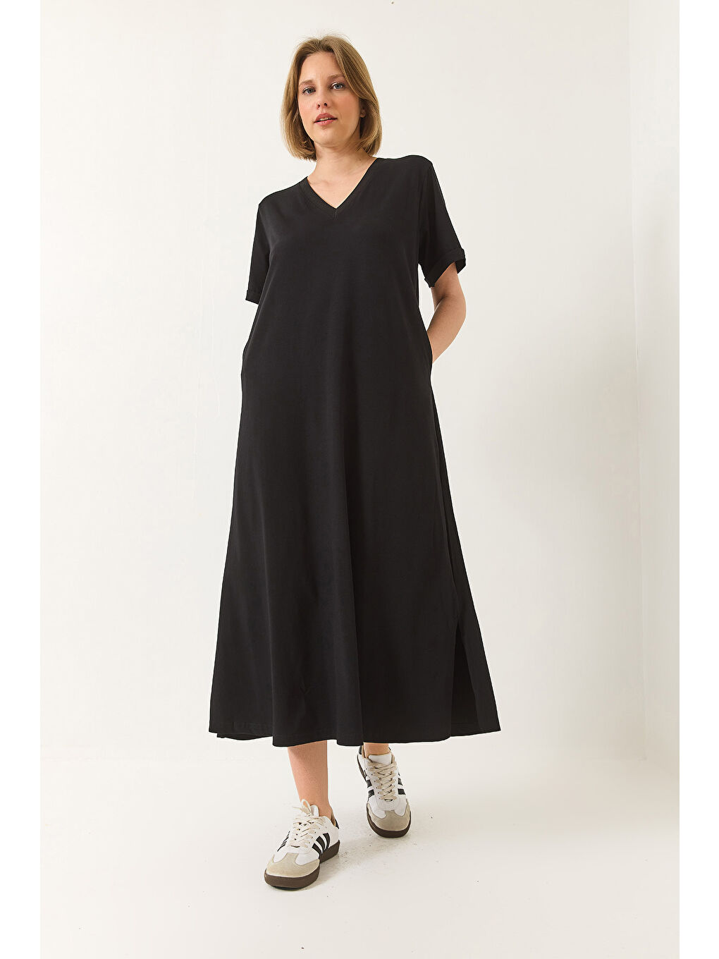 Siyah Kadın V Yaka Kısa Kollu Cep Detaylı Uzun Basic Elbise-1