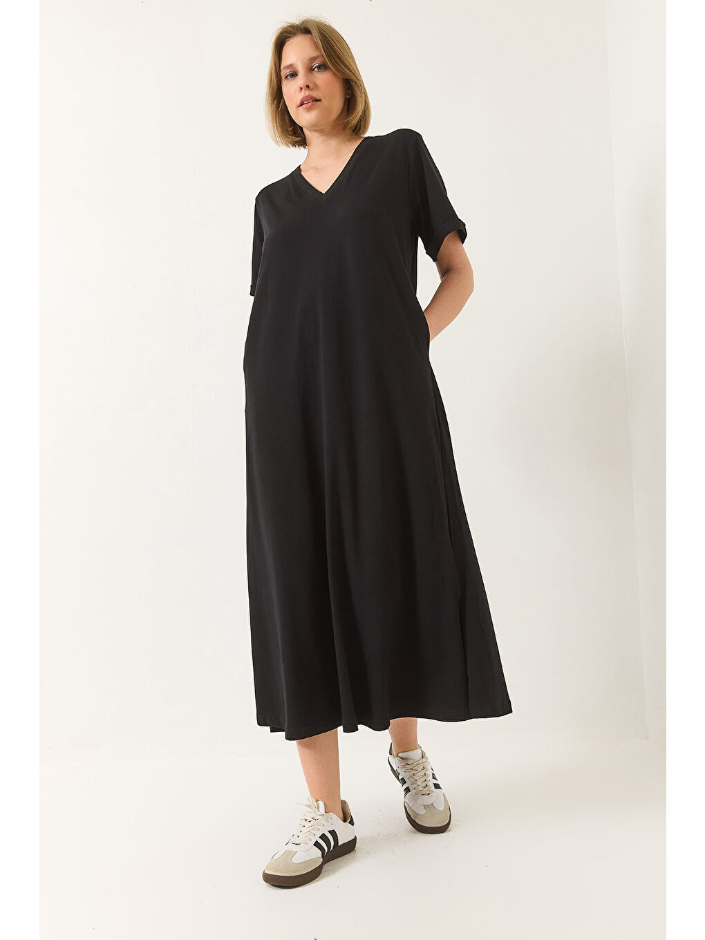 Siyah Kadın V Yaka Kısa Kollu Cep Detaylı Uzun Basic Elbise-2
