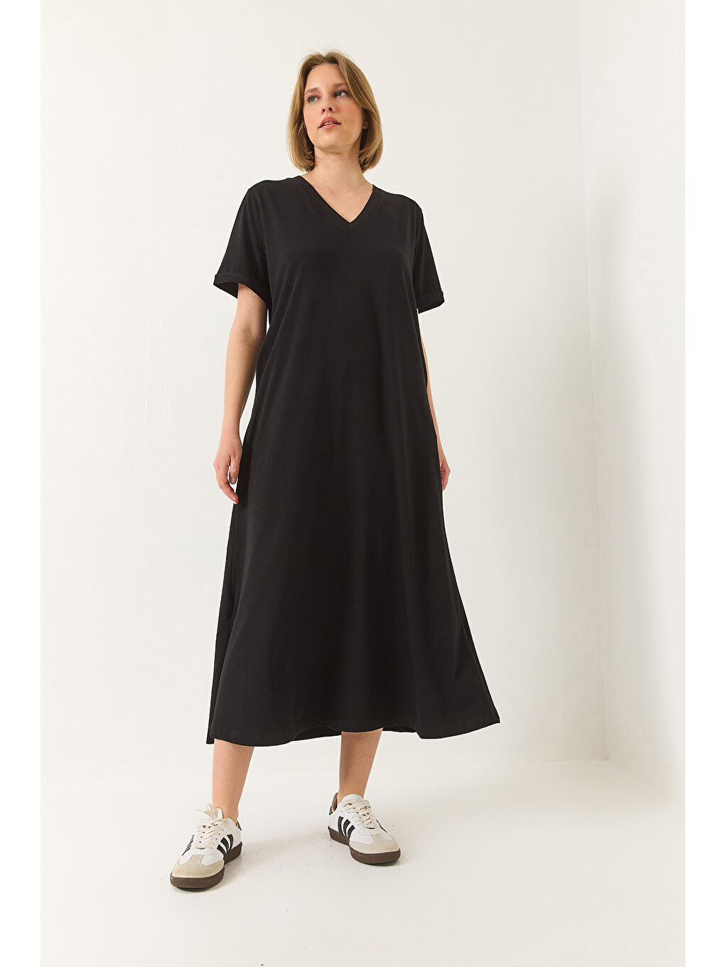 Siyah Kadın V Yaka Kısa Kollu Cep Detaylı Uzun Basic Elbise-3