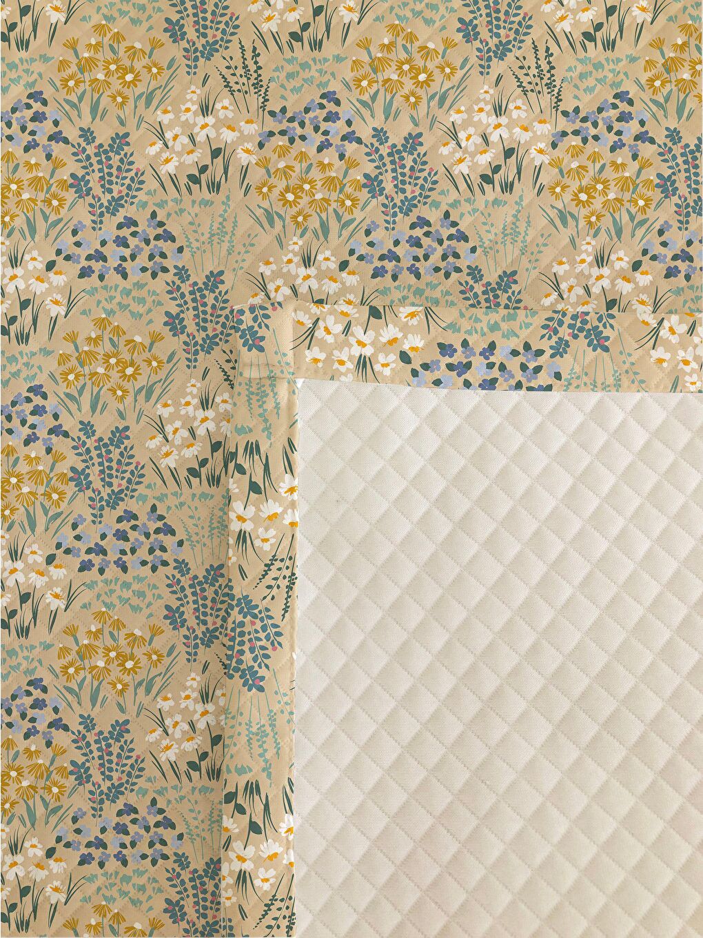 Karışık Çiçek Desen Çift Kişilik Baskılı Pike (200x220 Cm)-1