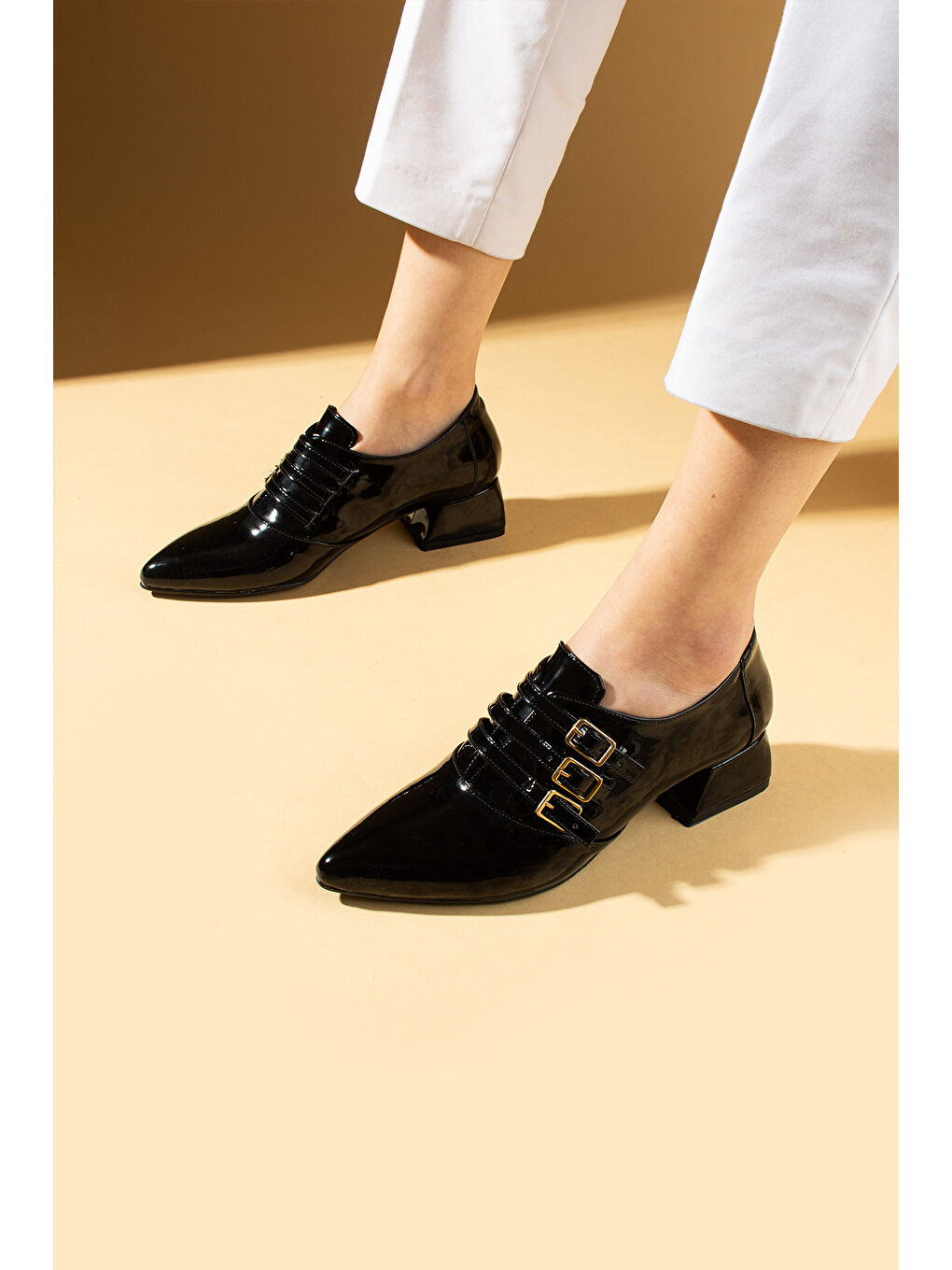 Siyah Sivri Burunlu 3 Tokalı Topuklu Kadın Ayakkabı 53-500-24Rugan