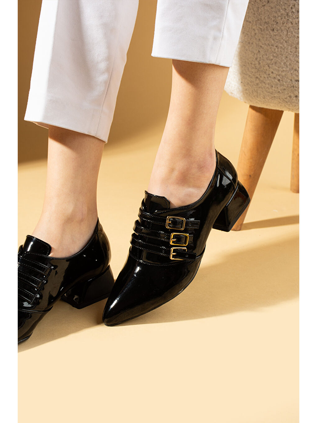 Siyah Sivri Burunlu 3 Tokalı Topuklu Kadın Ayakkabı 53-500-24Rugan-1