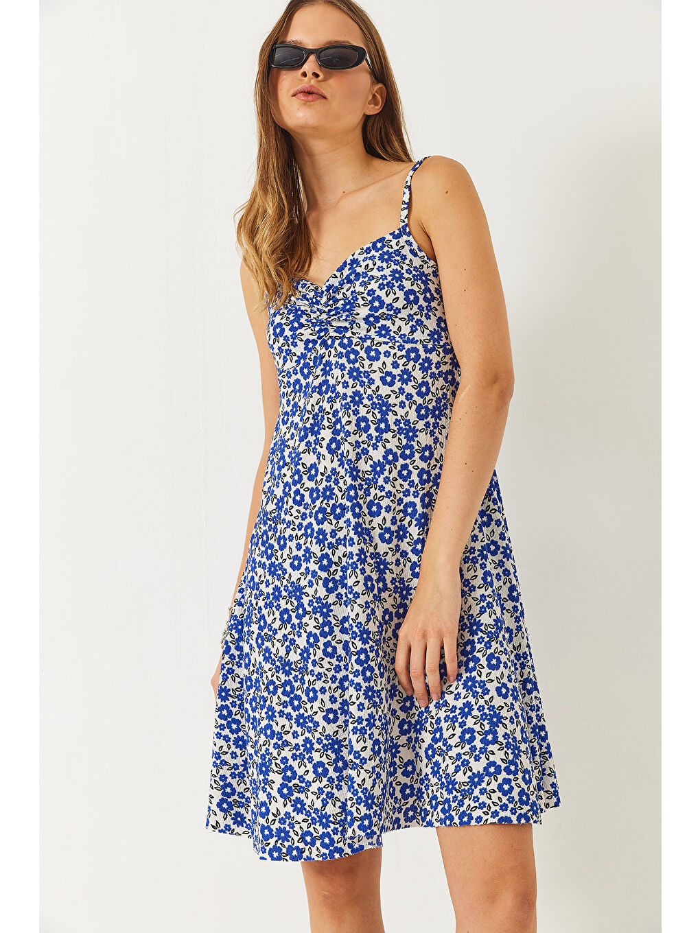 Mavi Kadın İnce Askılı Büzgü Detaylı Çiçek Desenli Mini Elbise-5