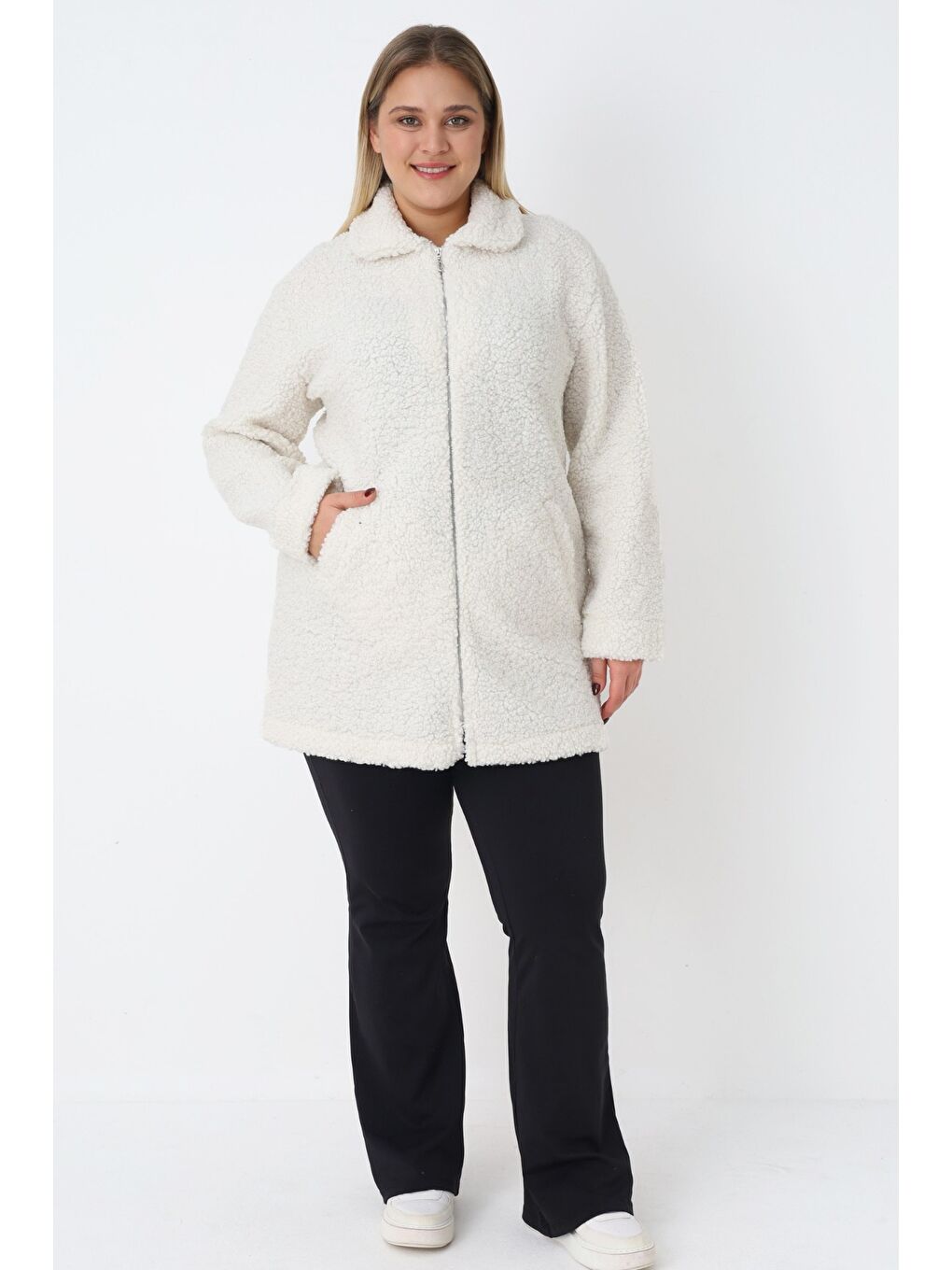 Beyaz Kadın Büyük Beden Siyah Fermuarlı Cepli Soft Teddy Pelüş Uzun Kollu Hırka-1