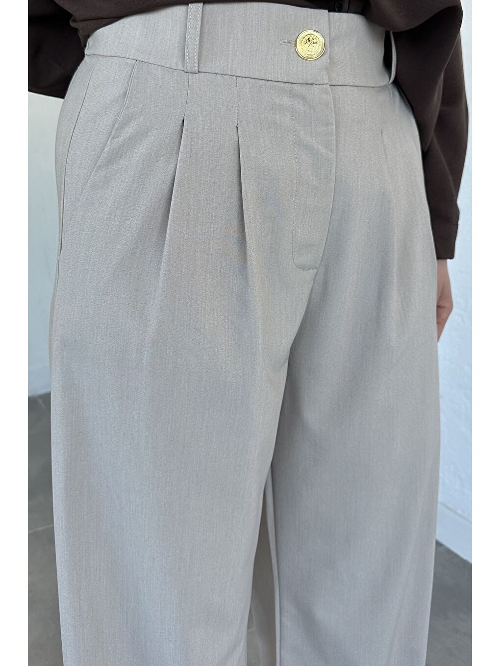 Bej Pileli Kemer Aksesuarlı Tesettür Kumaş Pantolon-3