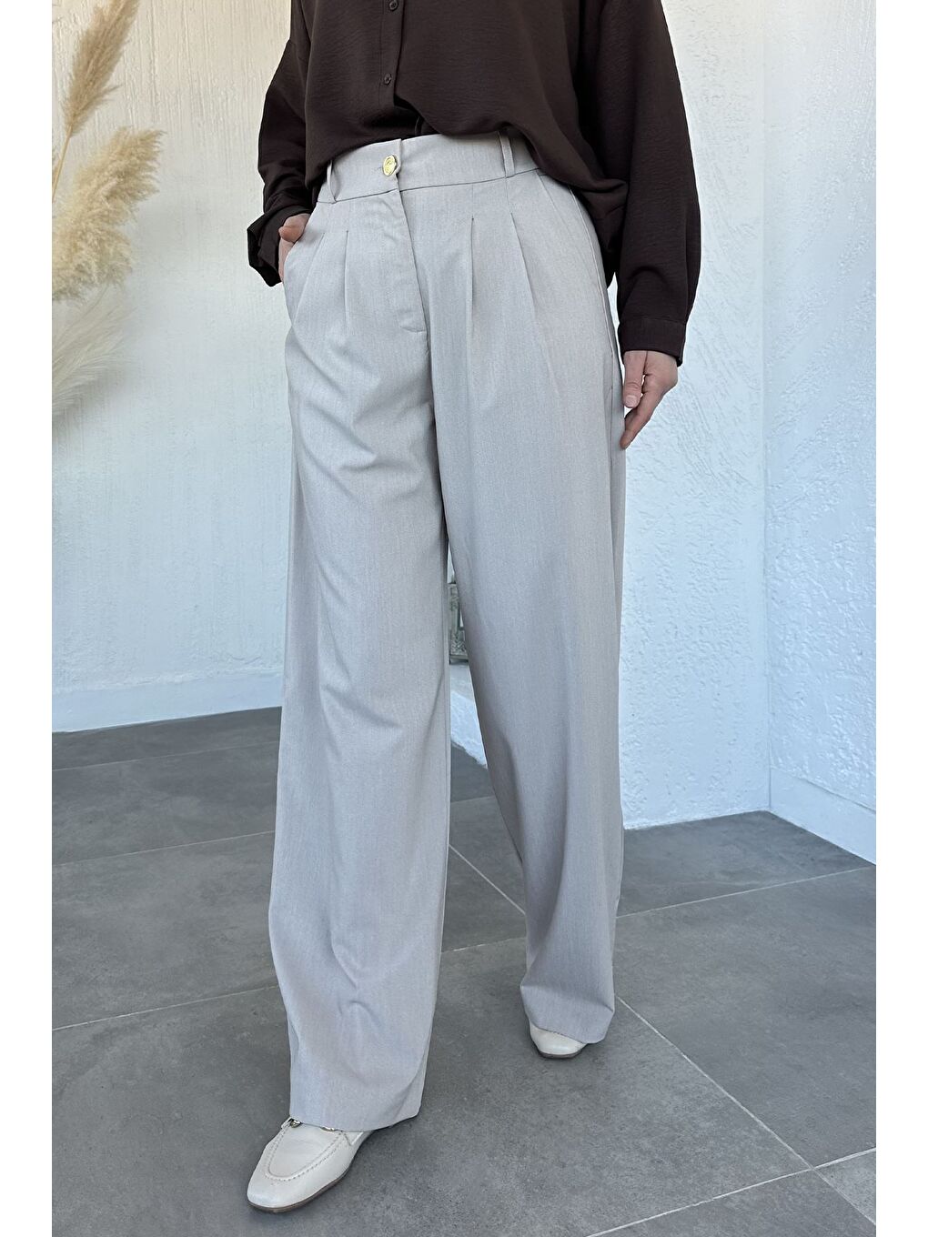 Bej Pileli Kemer Aksesuarlı Tesettür Kumaş Pantolon-4