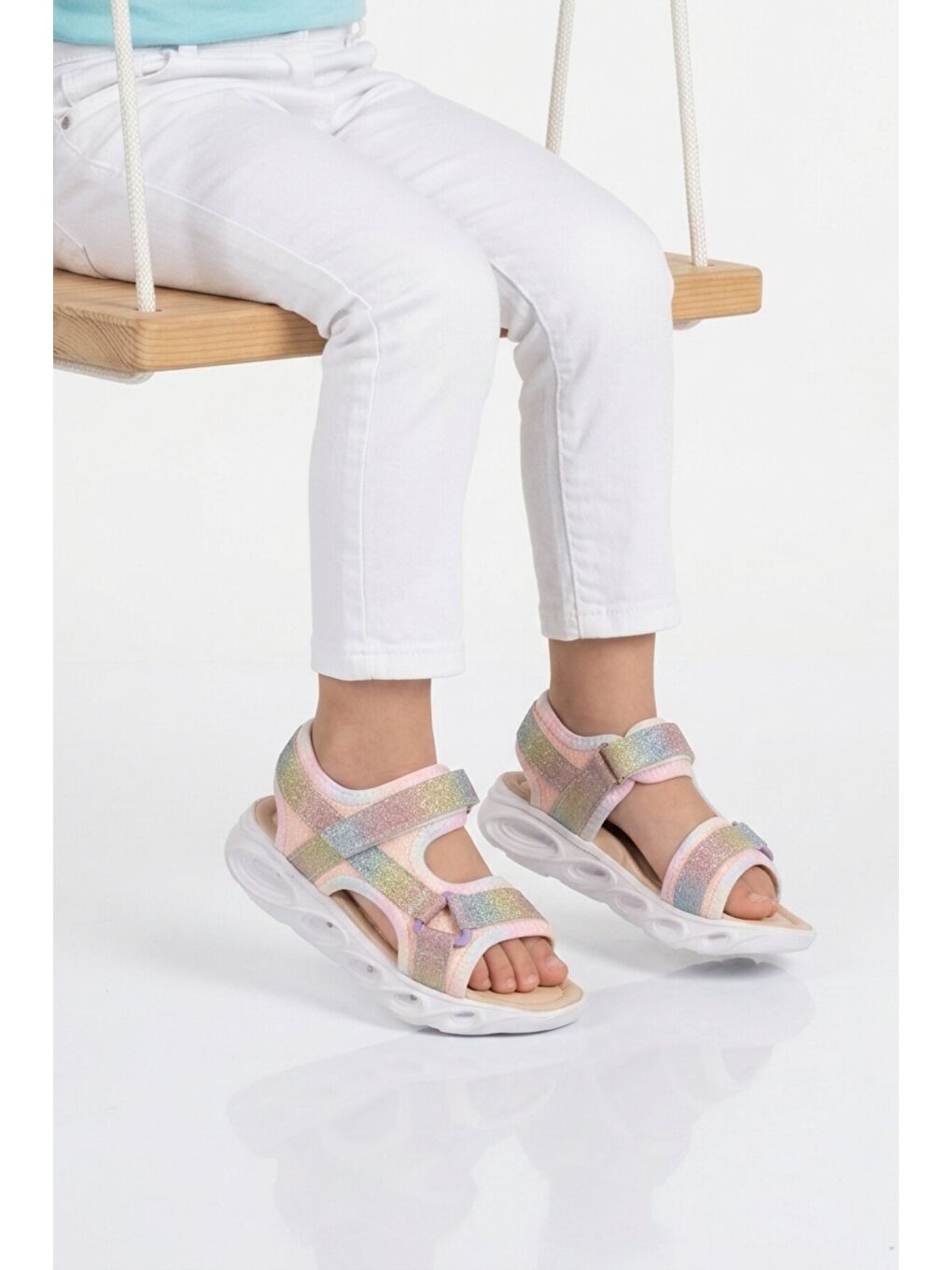Beyaz Renkli Cırtlı Işıklı Yumuşak Taban Kız Çocuk Sandalet Pamela P-1