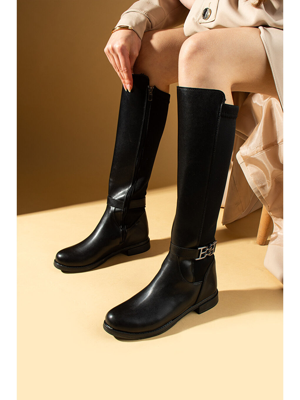 Siyah Diz Altı Arkası Streç Toka Detaylı Fermuarlı Kadın Çizme 51-2700-24