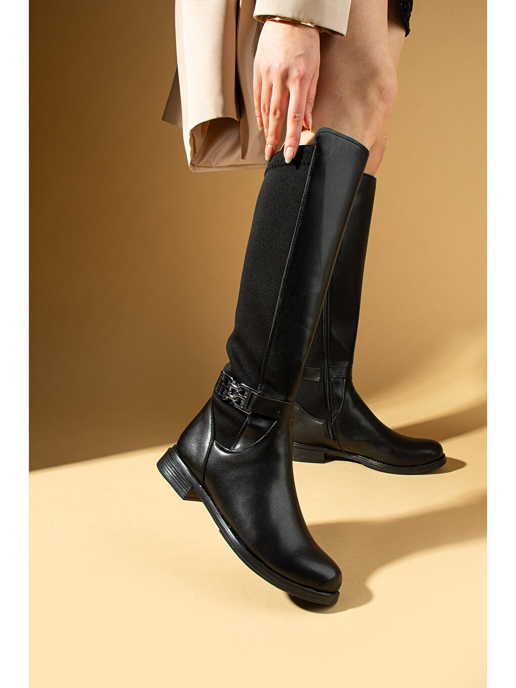 Siyah Diz Altı Arkası Streç Toka Detaylı Fermuarlı Kadın Çizme 51-2700-24-2