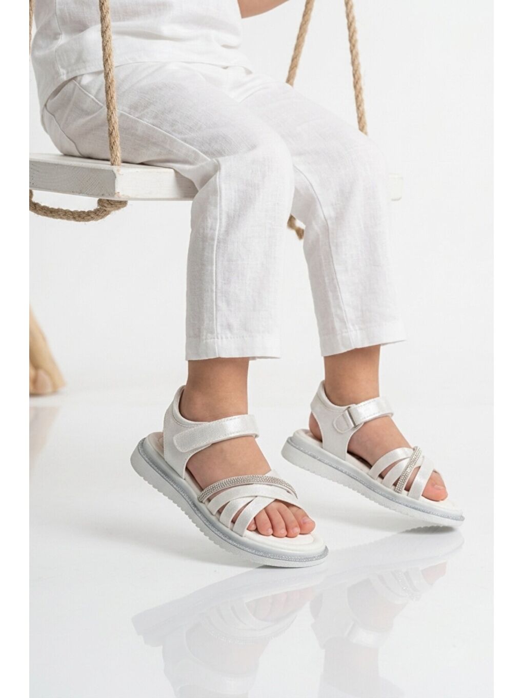 Beyaz Cırtlı Hafif Yumuşak Taban Kız Çocuk Sandalet Maya P-1