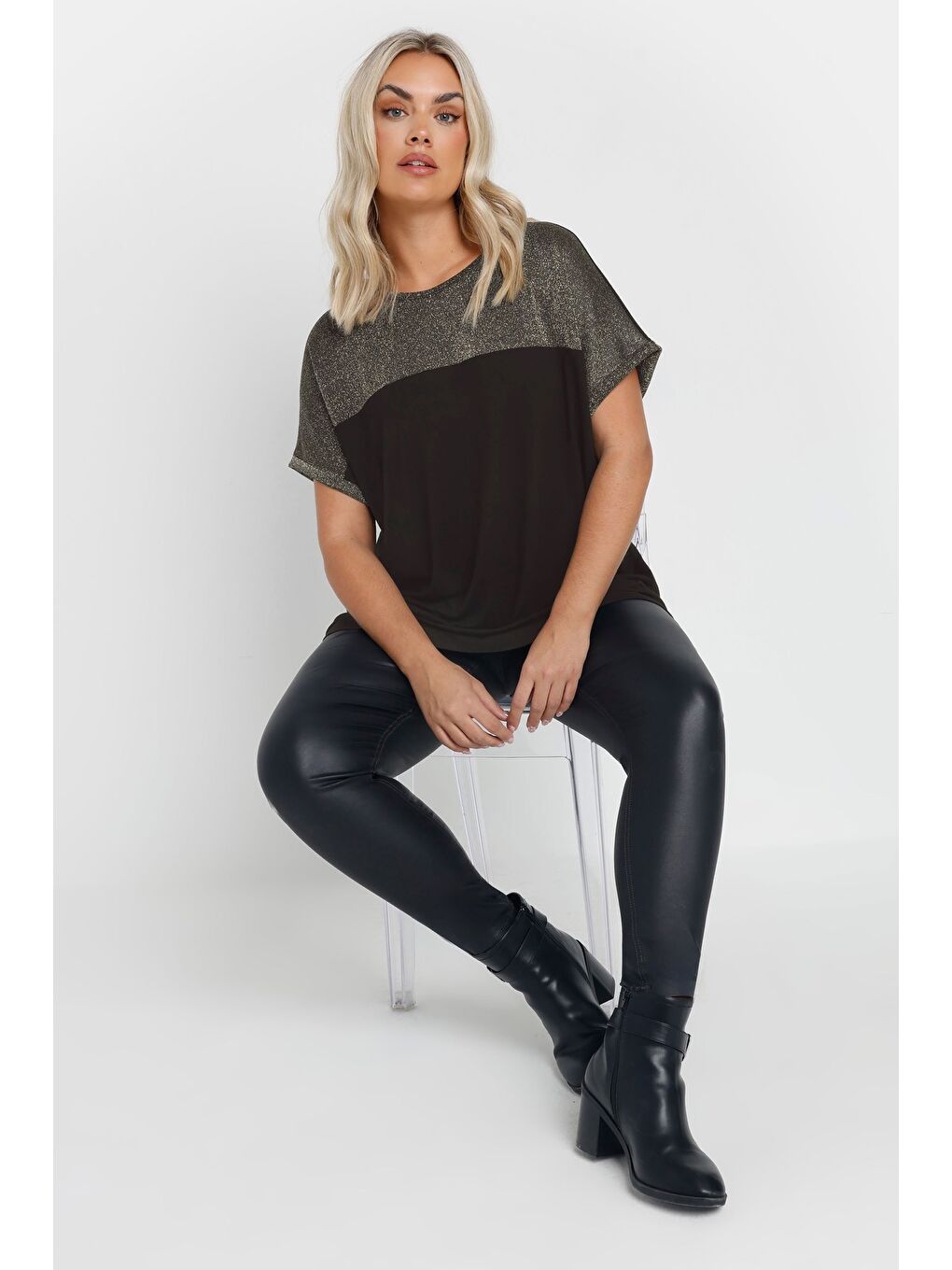 Siyah Büyük Beden Bisiklet Yaka Kısa Kollu Parlak Baskılı T-shirt 303843