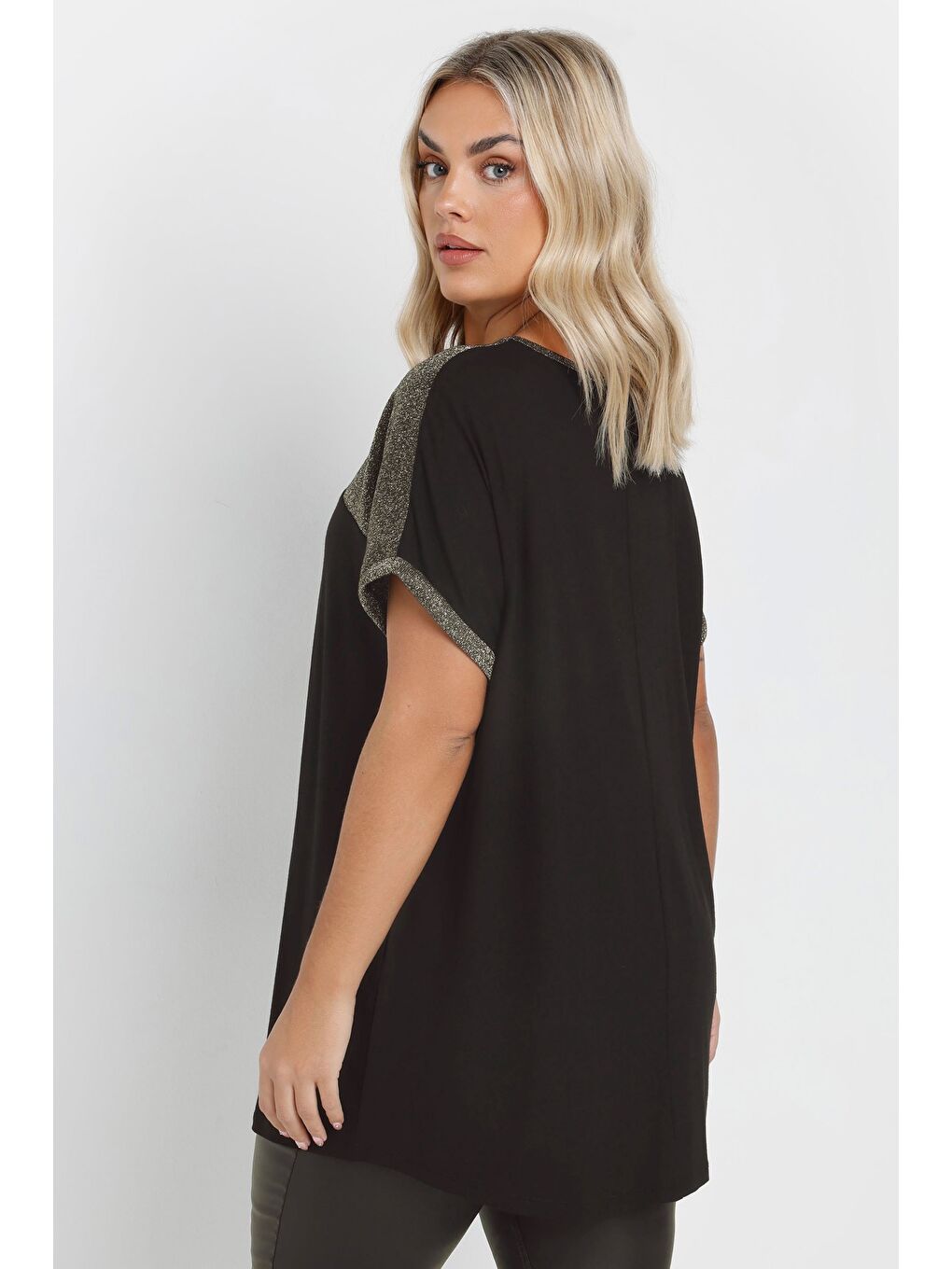 Siyah Büyük Beden Bisiklet Yaka Kısa Kollu Parlak Baskılı T-shirt 303843-4