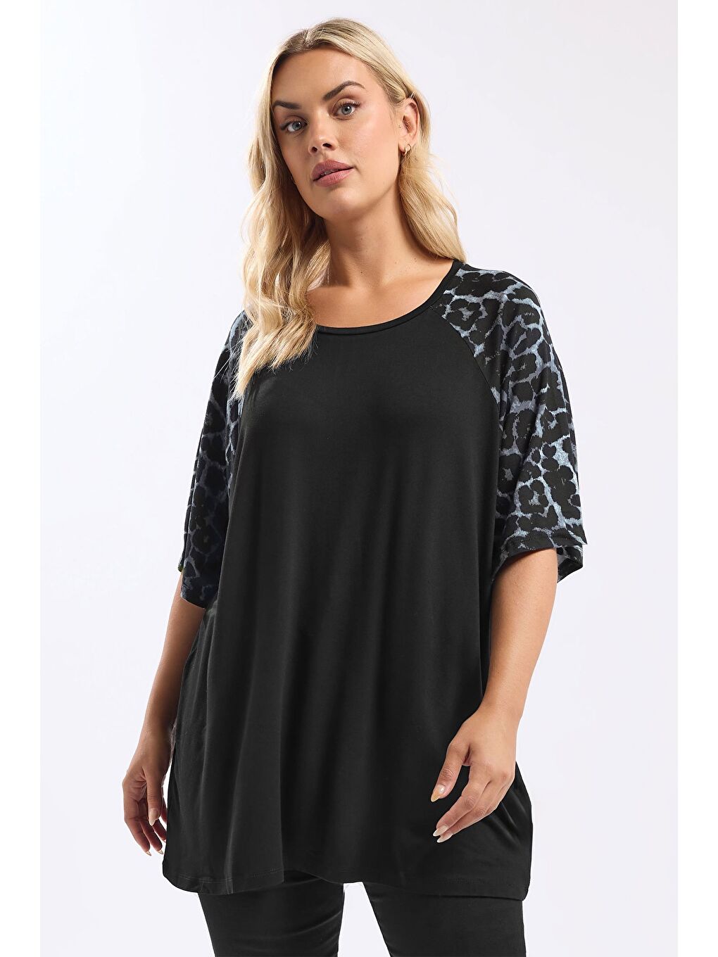 Siyah Büyük Beden Bisiklet Yaka Kısa Kollu Leopar Desenli T-shirt 322996