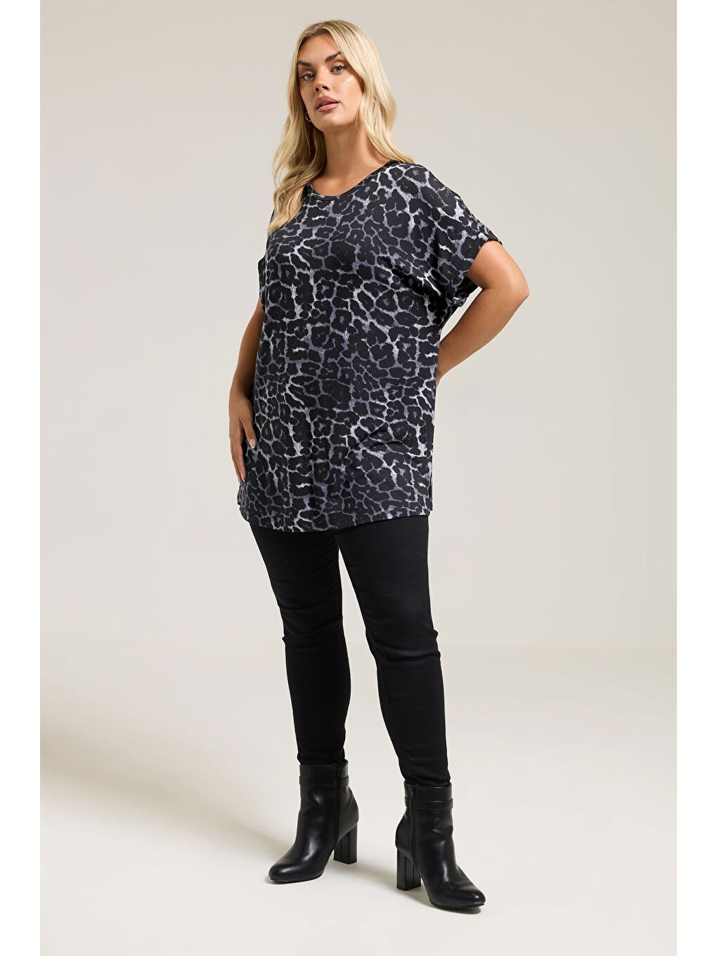 Antrasit Büyük Beden Bisiklet Yaka Kısa Kollu Leopar Desenli T-shirt 322997