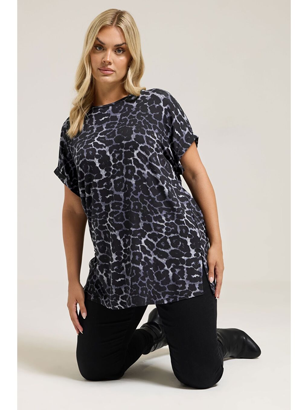 Antrasit Büyük Beden Bisiklet Yaka Kısa Kollu Leopar Desenli T-shirt 322997-1