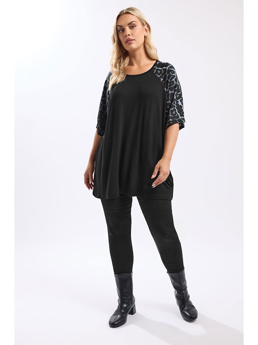 Siyah Büyük Beden Bisiklet Yaka Kısa Kollu Leopar Desenli T-shirt 322996-1