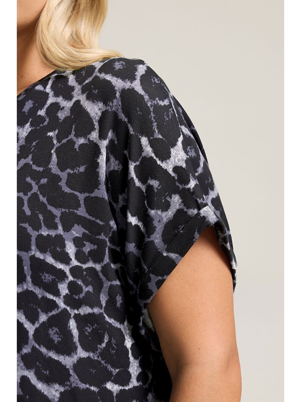 Antrasit Büyük Beden Bisiklet Yaka Kısa Kollu Leopar Desenli T-shirt 322997-3