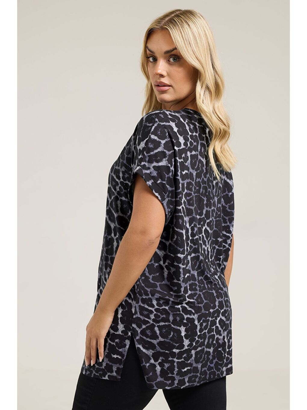 Antrasit Büyük Beden Bisiklet Yaka Kısa Kollu Leopar Desenli T-shirt 322997-4